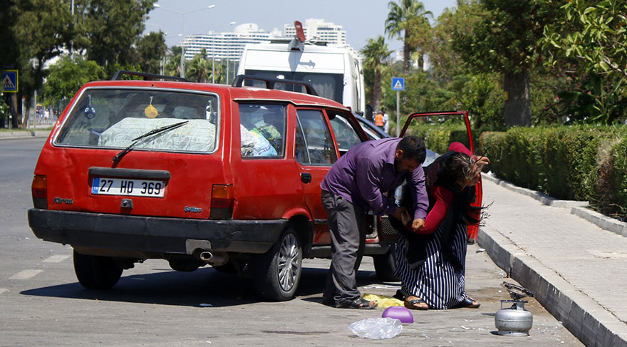 YOL ORTASINDA KADINA ŞİDDET... ÇOCUĞUNUN GÖZLERİ TEKME TOKAT DÖVDÜ