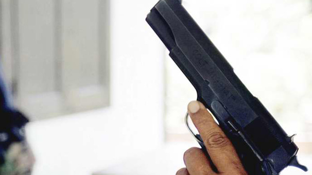 BORÇ KAVGASINDA ARKADAŞINI AYAKLARINDAN VURDU