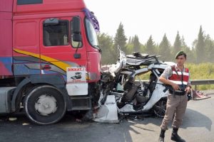 ASTSUBAY VE EŞİ KAZADA CAN VERDİ