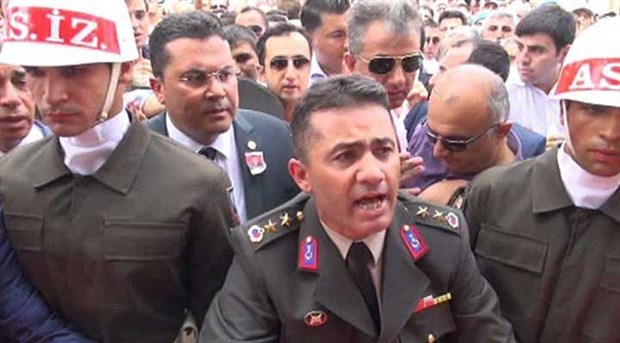 ŞEHİT AĞABEYİ YARBAY MEHMET  ALKAN ORDUDAN ATILDI