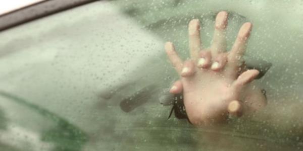 APARTMANIN ÖNÜNDE SEKS YAPTI, EVİNDEN OLDU