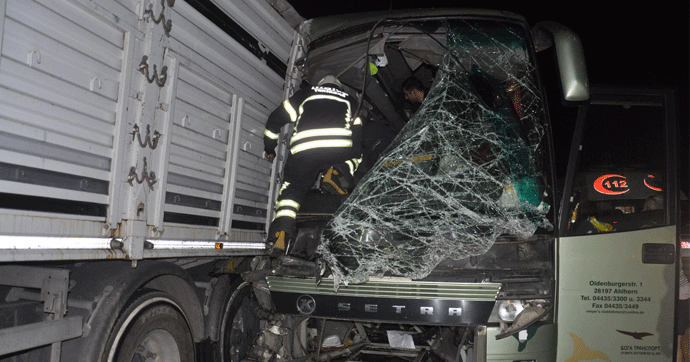 TUR OTOBÜSÜ TIR'A ÇARPTI: 1 ÖLÜ 38 YARALI