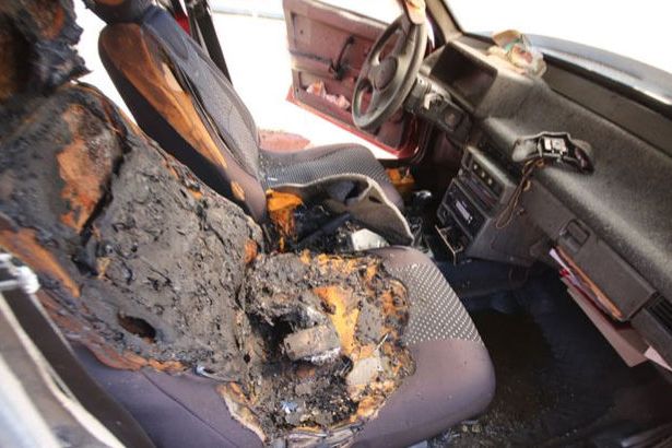 CEP TELEFONU ARAÇ İÇİNDE BOMBA GİBİ PATLADI