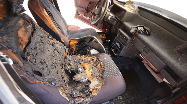 PATLAYAN CEP TELEFONU OTOMOBİLİ BU HALE GETİRDİ