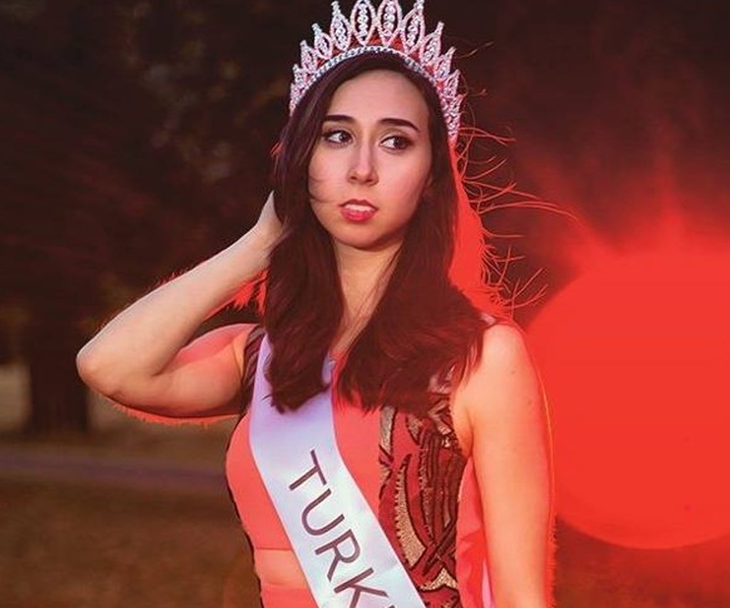 TÜRK MODEL ECEM UZGÖR ELEŞTİRİLERE CEVAP VERDİ