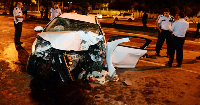 REFÜJDEKİ AĞAÇLARA ÇARPTI: 1 ÖLÜ 1 YARALI