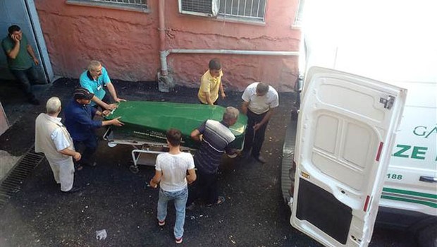 25 TL İÇİN KALBİNDEN BIÇAKLADI