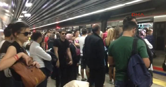 MARMARAY YİNE ARIZA YAPTI; SİRKECİDE İZDİHAM