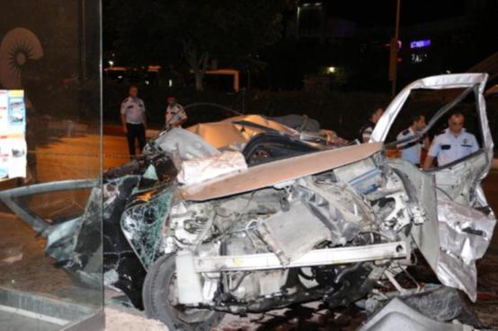 ANTALYA'DA AŞIRI HIZ KAZASI: 2 ÖLÜ