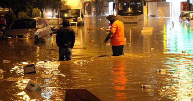 YARIM SAATLİ YAĞMUR HAYATI FELÇ ETTİ