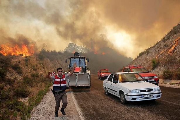ANTALYA'DA ORMAN YANGINI; HALA SÖNRÜRÜLEMEDİ
