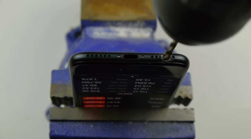 KULAKLIK GİRİŞİ YOK DİYE IPHONE 7'Yİ DELDİ