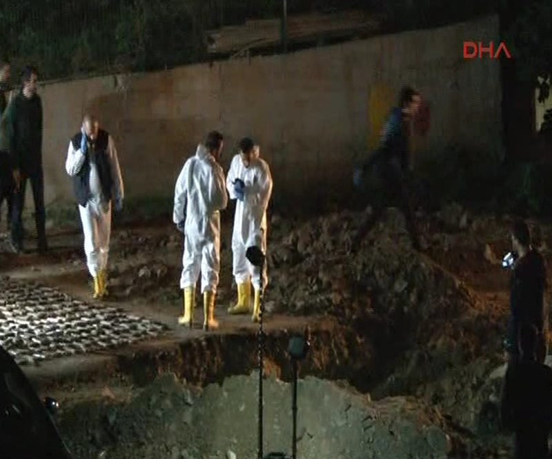 POLİSİN ÜSKÜDAR'DA YAPTIĞI KAZIDA ÇOK SAYIDA TABANCA BULUNDU