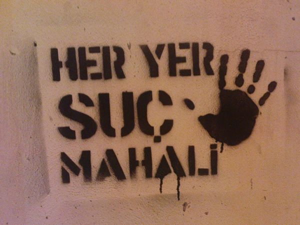 KADIN ÖĞRETMENE KANLI PUSU; EVİNİN ÖNÜNDE VURDU