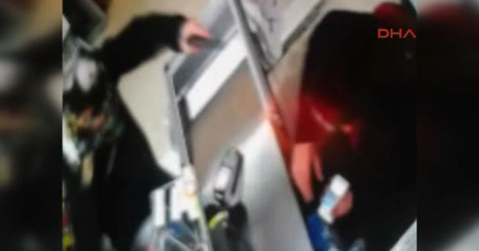 PARAYI VERMEYİNCE KARNINDAN VURDU