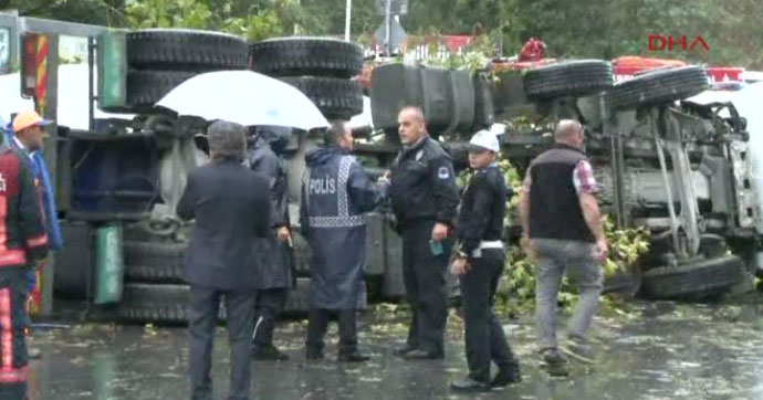 İSTANBUL'DA BETON MİKSERİ DEHŞETİ; 1 ÖLÜ 5 YARALI