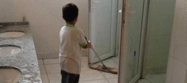 İLKOKUL ÖĞRENCİLERİNE OKUL TUVALETİ TEMİZLETİYORLAR