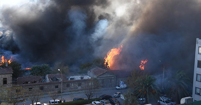 İZMİR'İN GÖBEĞİNDE KORKUTAN YANGIN