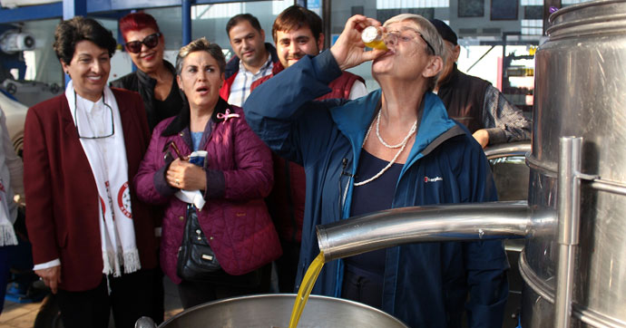 CANAN KARATAY ONLARCA KİŞİNİN GÖZÜ ÖNÜNDE BUNU DA YAPTI