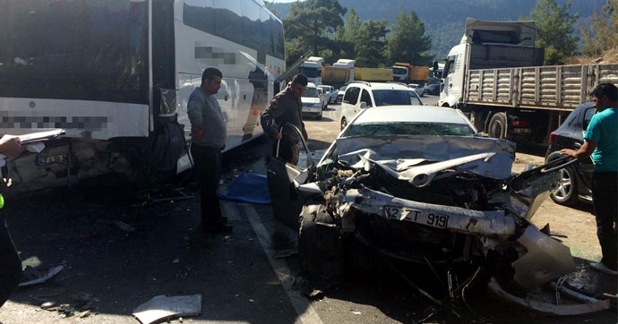 ANTALYA'DA FECİ KAZA; 3 ÖLÜ 2 YARALI