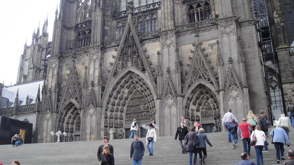 ALMANYA'DA KİLİSE DUVARINA "İŞEME" KRİZİ