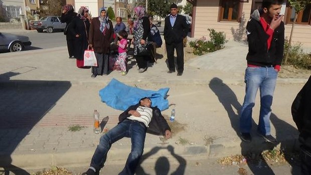 KALDIRIMDA YAŞANAN DEHŞETİ FİLM GİBİ İZLEDİLER