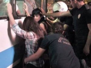 Tutuklu kadın direnişçiler, tecritte tutuluyor