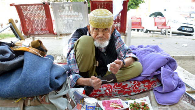 SOKAKTA YAŞAYAN ADANALI AMCA HERKESİ BÖYLE ŞOK ETTİ