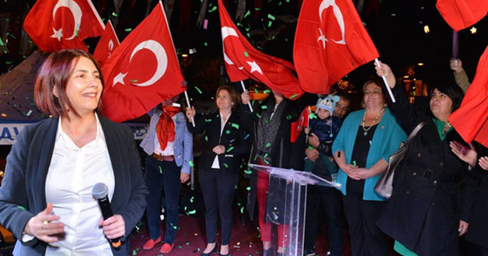 CHP'Lİ BELEDİYE BAŞKANININ ARACINA SİLAHLI SALDIRI