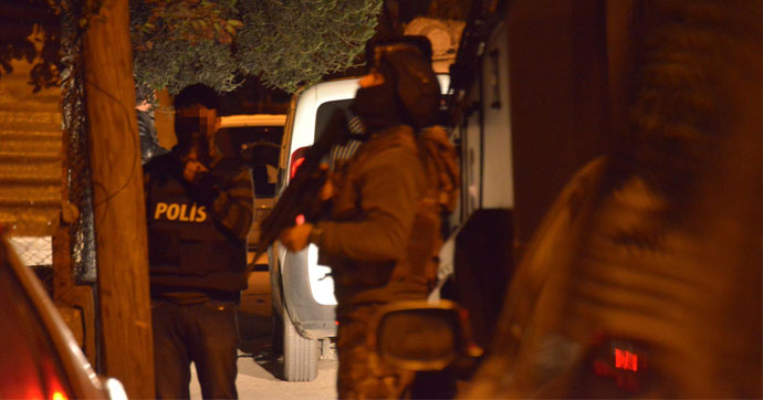 ADANA'DA GECE YARISI OPERASYONU; 16 GÖZALTI