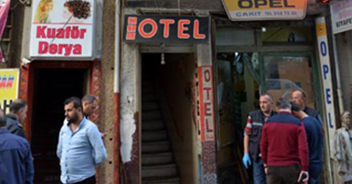 ADANALI KOCANIN KALBİ EŞİ İLE AYRILIĞA DAYANAMADI