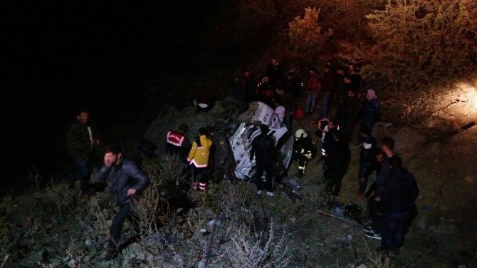 MANİSA'DA İŞÇİ SERVİSİ FACİASI; 1 ÖLÜ 4 AĞIR ÇOK SAYIDA YARALI