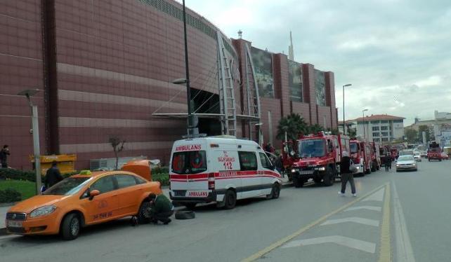 İSTANBUL'DA AVM'DE KORKUTAN YANGIN