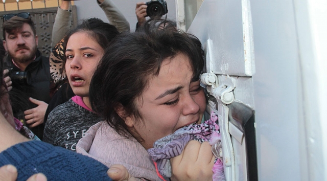 BABA KATLİAMINDAN KURTULAN ADANALI KIZIN AĞITI YÜREK BURKTU