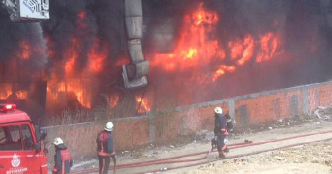 İSTANBUL'DA BÜYÜK YANGIN; SÖNDÜRÜLEMİYOR