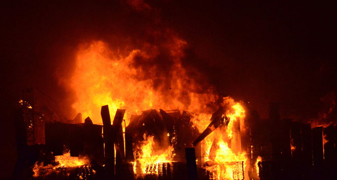 ADANA'DA YANGIN; 4 İŞYERİ KÜL OLDU