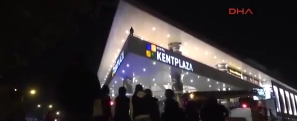 KONYA'DA AVM ÇATISINDAN İNTİHAR GİRİŞİMİ; CANLI YAYINLADILAR