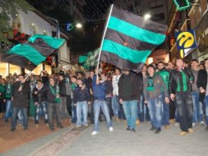İzmit'te Takımlarına Destek İçin Sokaklara Çıktılar
