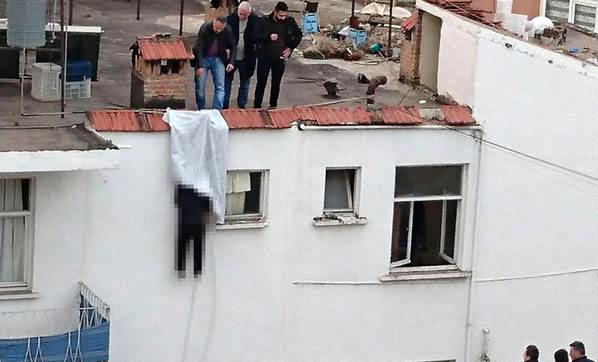 ANTALYA'DA FECİ OLAY; EVİN BACASINA KENDİSİNİ ASTI