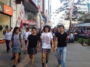 Etek Yasağını Böyle protesto Ettiler