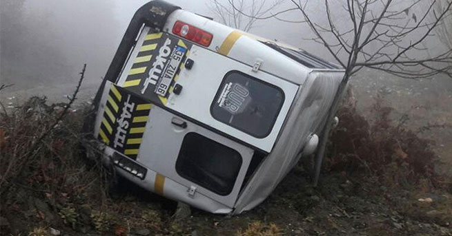 İZMİR'DE ÖĞRENCİ SERVİSİ DEVRİLDİ; 9 ÖĞRENCİ YARALI