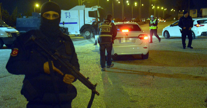 ADANA'DA BOMBALI ARAÇ PANİĞİ