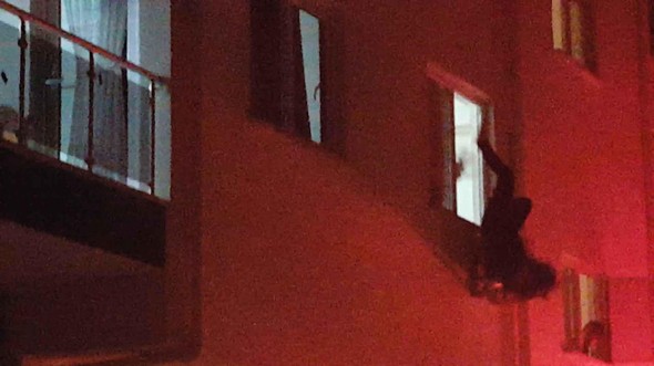 SEVGİLİSİ GENÇ KIZI 2. KATTAN ATTI