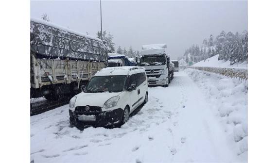ADANA'DA KAZA OTOYOLU KAPADI 13 SAAT AÇILMADI