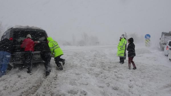 BOŞUNA YOLA ÇIKMAYIN;  35 KİLOMETRE KUYRUK