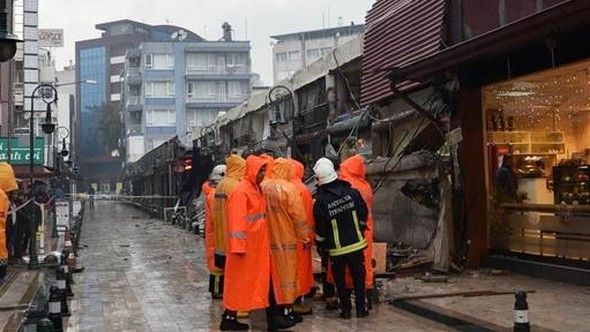 ANTALYA'DA İŞHANININ 20 METRELİK BETON GÖLGELİĞİ ÇÖKTÜ