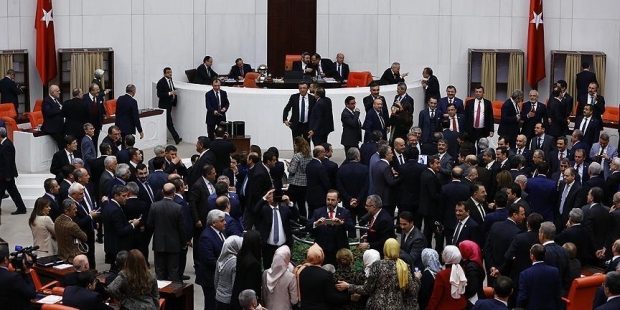 TBMM'DE ANAYASA DEĞİŞİKLİĞİ TEKLİFİNİN BİRİNCİ MADDESİNİN OYLAMASI SONA ERDİ