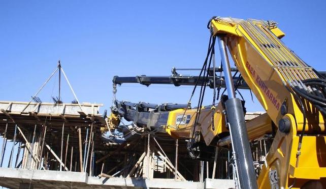 ANTALYA'DA TONLARCA AĞIRLIKTAKİ VİNCİN ALTINDA KALAN İŞ YAŞAMINI YİTİRDİ