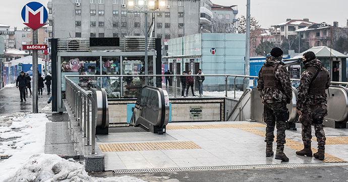 METRO İSTASYONLARINDA 'REİNA SALDIRGANI' ALARMI