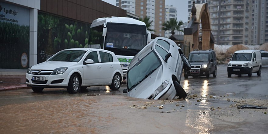 MERSİN'E SEL FELAKETİ ZARARI DUDAK UÇUKLATTI